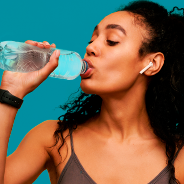 Pele saudável: quantos litros de água devemos beber por dia?